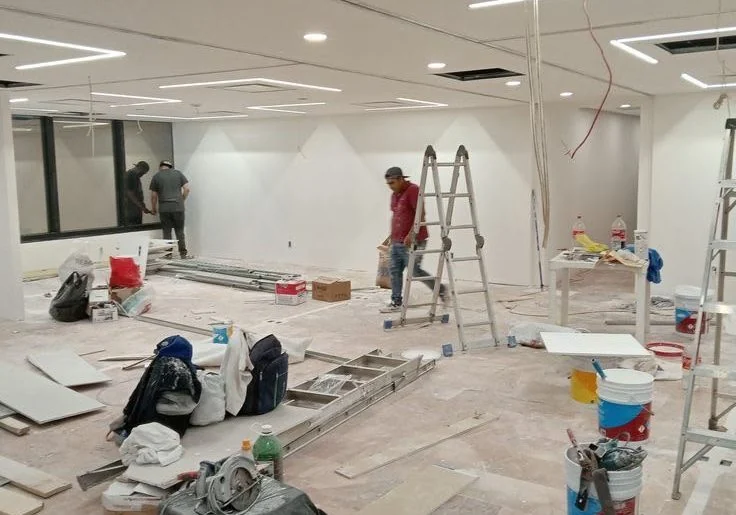 Trabajos de mantenimiento y remodelación de un espacio interior.